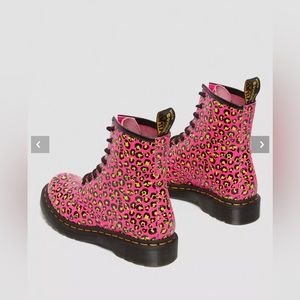 DR. MARTENS  
1460 Clash Pink Loud Leopard Smooth